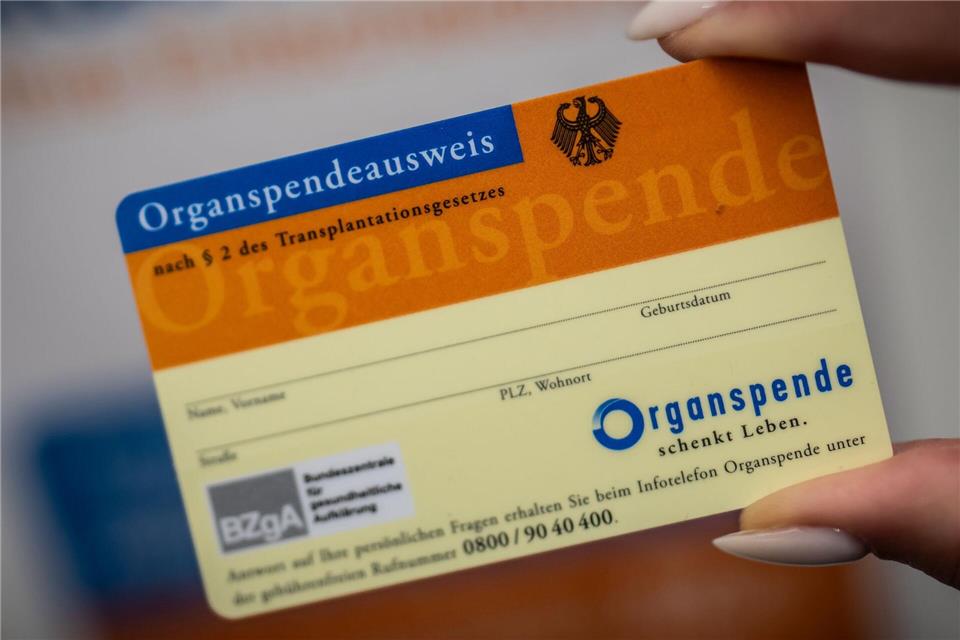 Der Widerspruch könnte etwa auf einem Organspendeausweis vermerkt werden. (Archivbild)Michael Kappeler/dpa