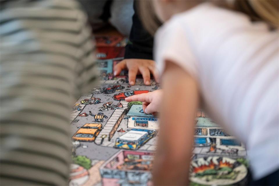 Der Wimmelbildteppich soll den Kindern einen Erzählanlass bieten. Hannes P. Albert/dpa