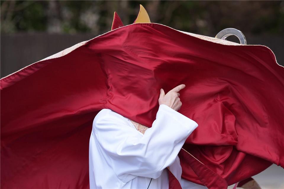 Der Wind fängt die Gewänder der Erzbischöfin von Canterbury, Dame Sarah Mullally, ein, als sie in der Kathedrale von Canterbury in Kent die gesungene Eucharistie zu Ostern leitet.Gareth Fuller/PA Wire/dpa