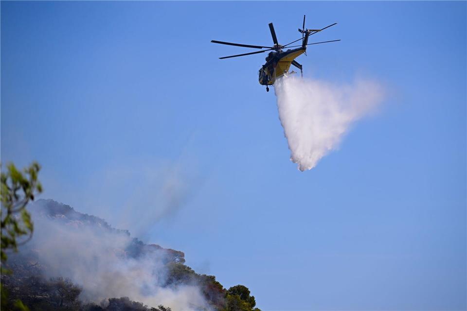 Der Wind ist so stark, dass die Löschflugzeuge und -hubschrauber die Löscharbeiten einstellen mussten. (Archivbild)Michael Varaklas/AP/dpa