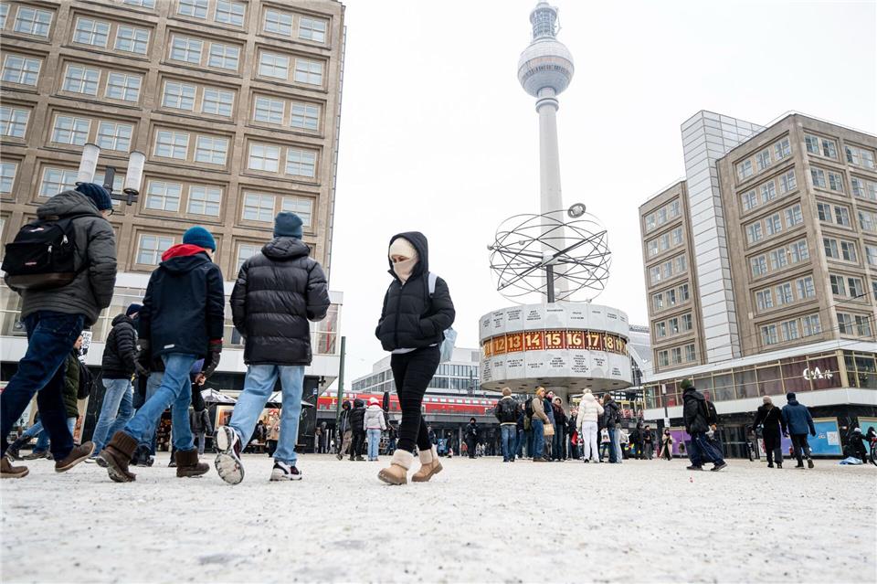 Der Winter hat Berlin immer noch im Griff, an vielen Stellen bleibt es glatt. Fabian Sommer/dpa