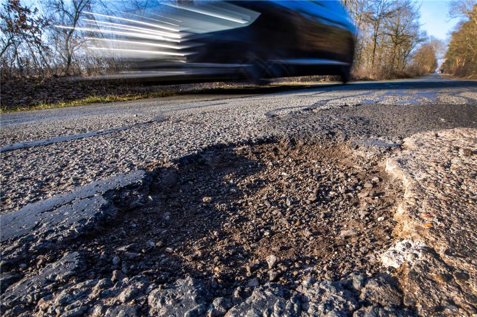 Der Winter hat den Straßen im Norden zugesetzt. (Symbolbild)Jens Büttner/dpa