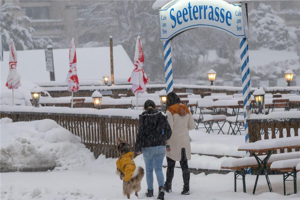 Der Winter in Bayern gibt auch kurz vor dem Osterfest nur ganz allmählich auf. (Archivbild)Peter Kneffel/dpa