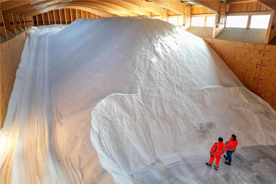 Der Winter kann kommen: 4400 Tonnen Streusalz liegen in der Salzhalle der Stadtreinigung Leipzig bereit. Jan Woitas/dpa