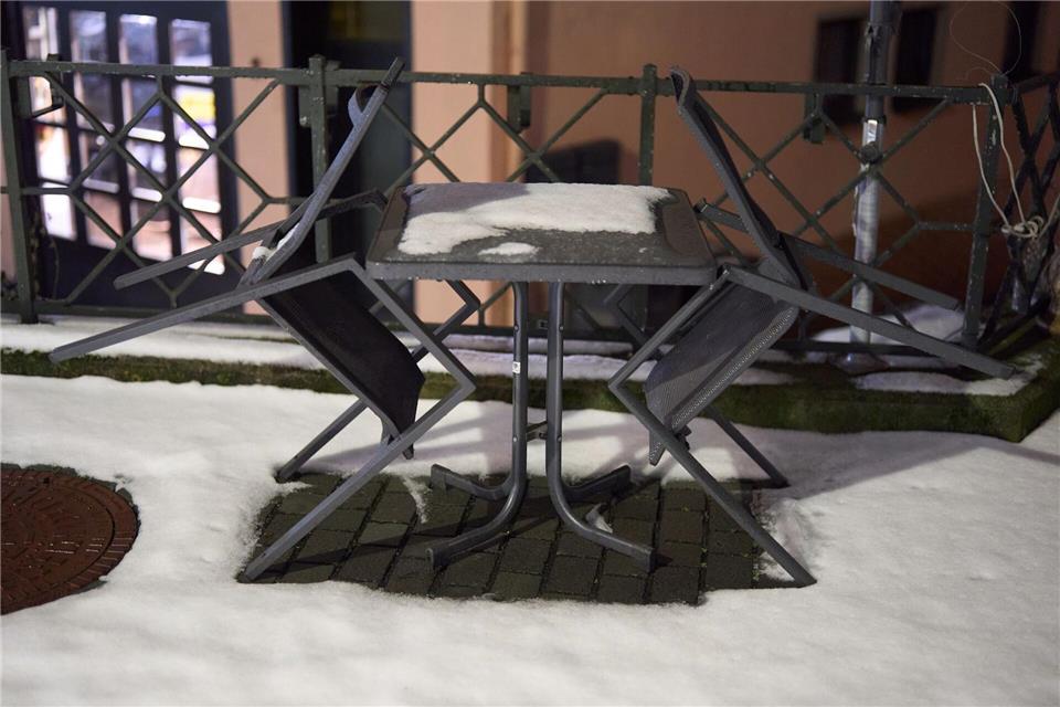 Der Winter zeigt sich mit Schnee und Glätte. Thomas Frey/dpa