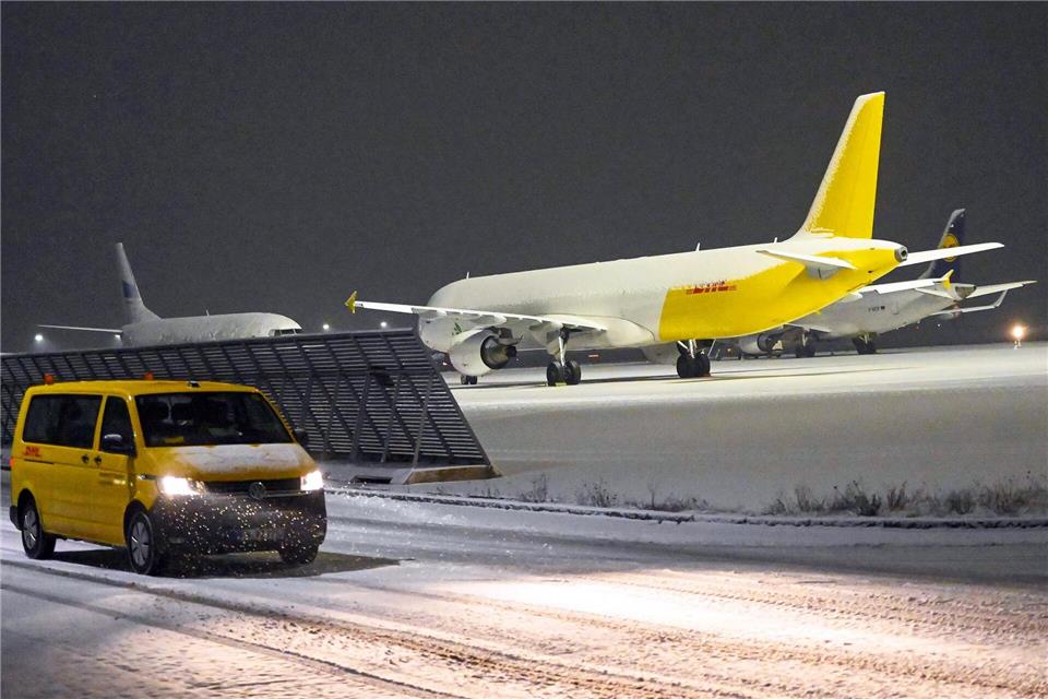 Der Winterdienst bereitet sich an den Flughäfen Leipzig/Halle und Dresden auf Frost und Schnee vor (Archivbild)Erik-Holm Langhof/EHL Media/dpa
