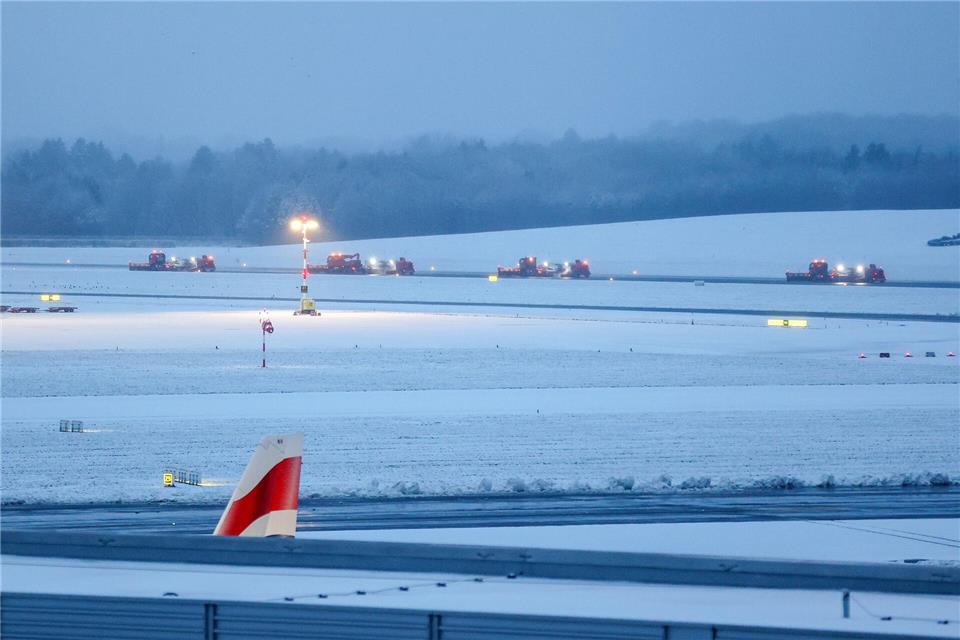 Der Winterdienst des Flughafens war auch am Montag seit den frühen Morgenstunden im Einsatz. (Archivbild)Bodo Marks/dpa