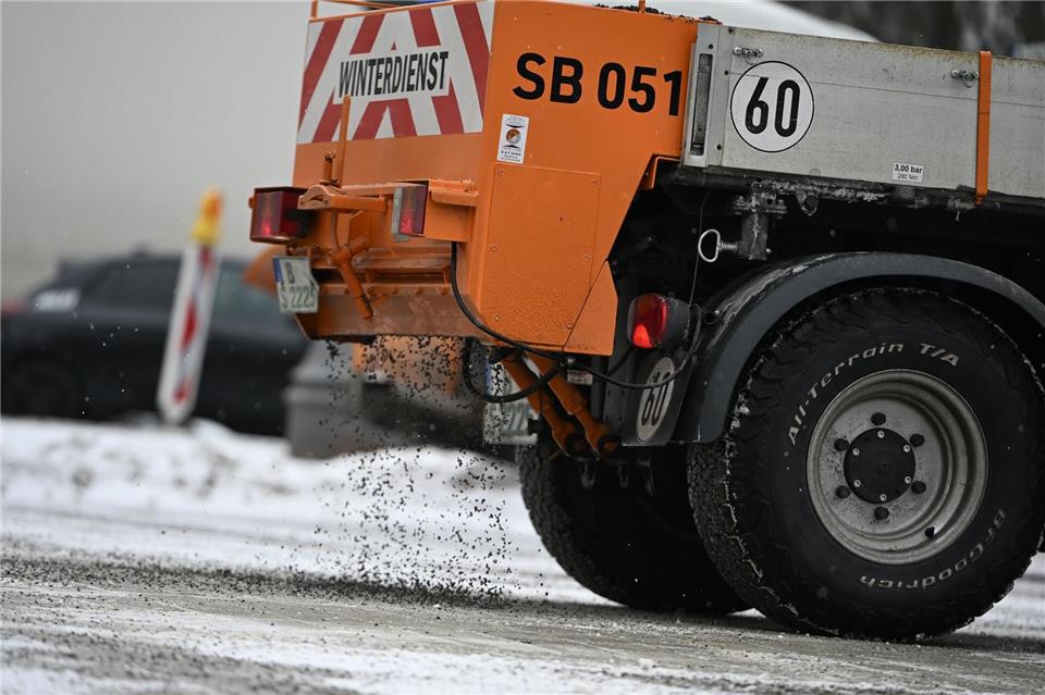 Der Winterdienst geht gegen glatte Straßen vor. (Symbolbild)Markus Lenhardt/dpa