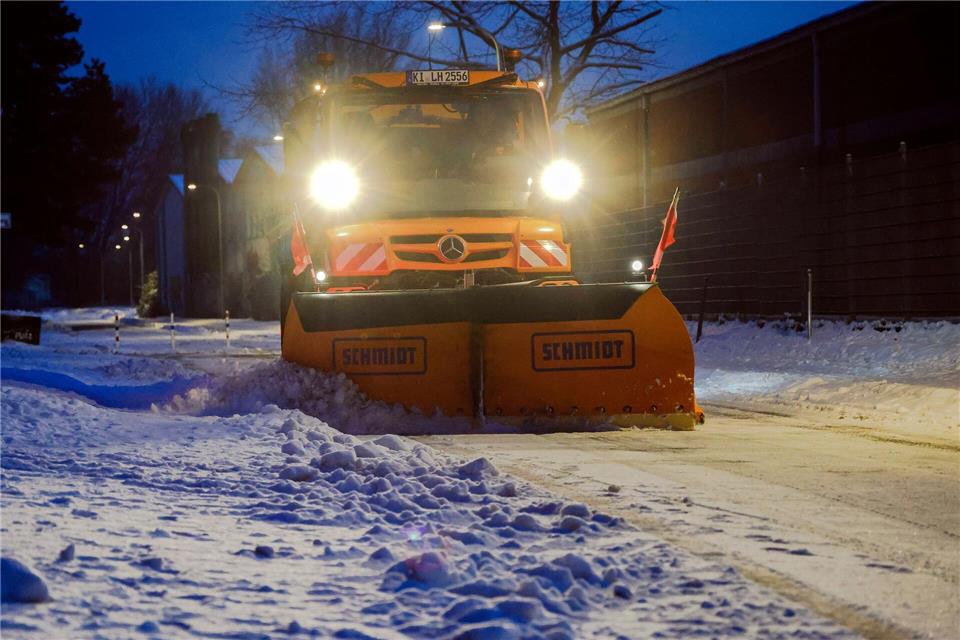 Der Winterdienst hat derzeit viel zu tun.Frank Molter/dpa