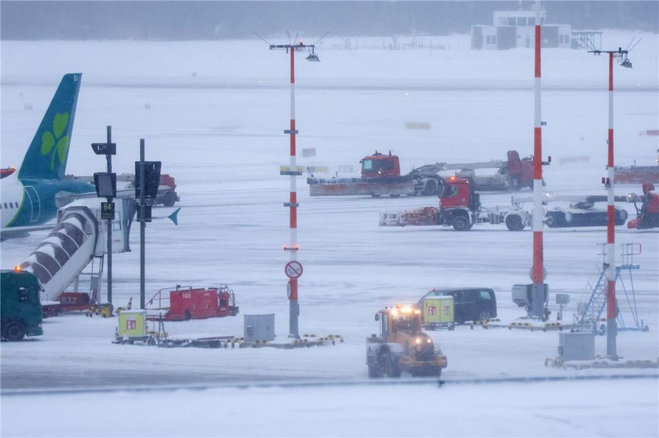 Der Winterdienst ist am Flughafen fleißig im Einsatz. (Archivbild)Bodo Marks/dpa