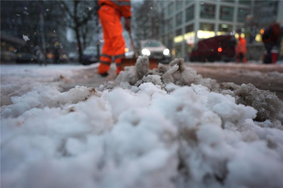 Der Winterdienst ist im Volleinsatz.Marcus Brandt/dpa