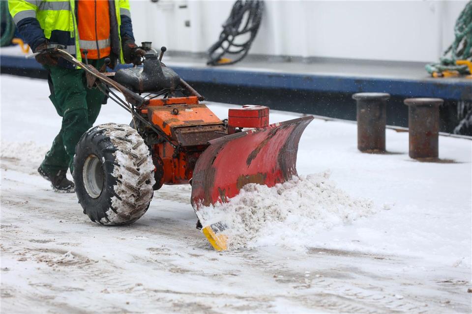 Der Winterdienst ist vielerorts im Einsatz, hier in Hamburg.Bodo Marks/dpa