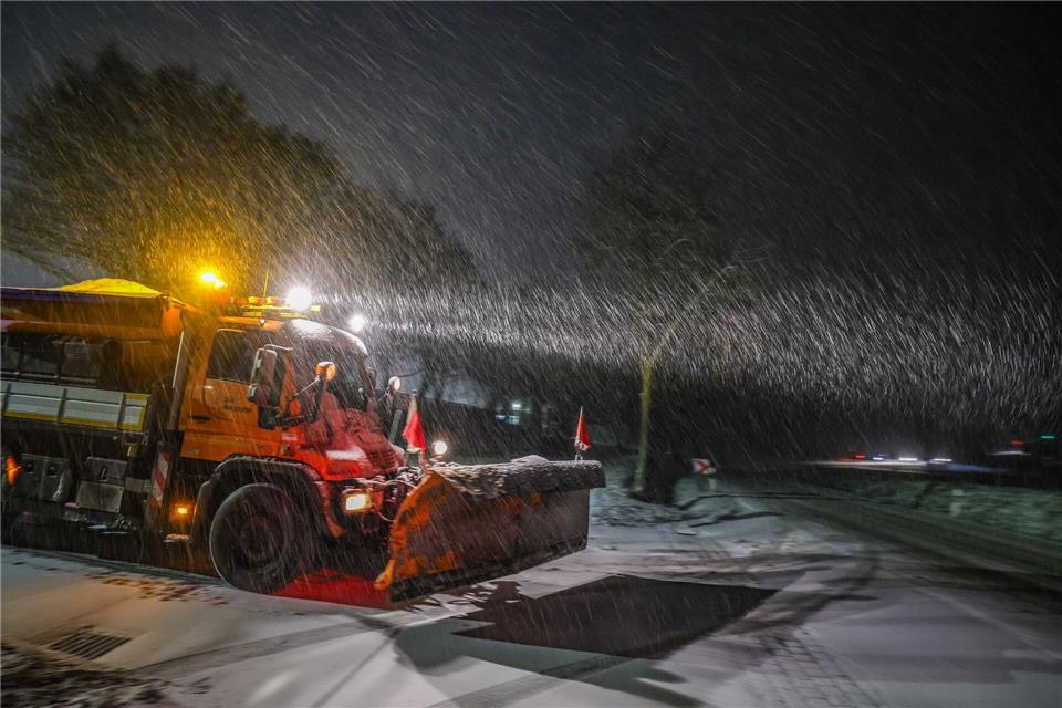 Der Winterdienst rückt an, hier im Kreis Herford (NRW).Christoph Reichwein/dpa