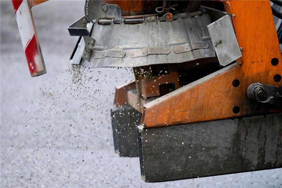 Der Winterdienst sorgt bei Eis und Schnee für freie Straßen. (Archivbild) Sven Hoppe/dpa