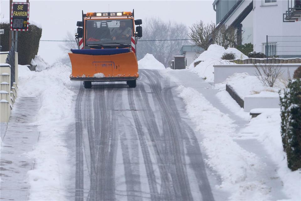 Der Winterdienst sorgt im Winter für sichere Straßen. (Archivbild)Thomas Frey/dpa