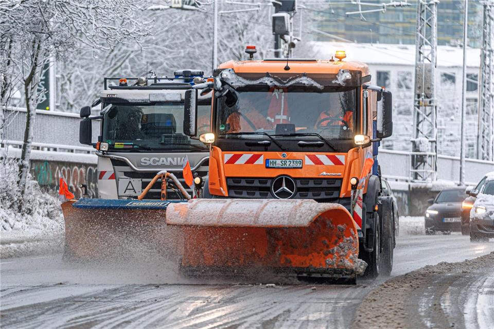 Der Winterdienst war am Wochenende im Dauereinsatz.Markus Scholz/dpa