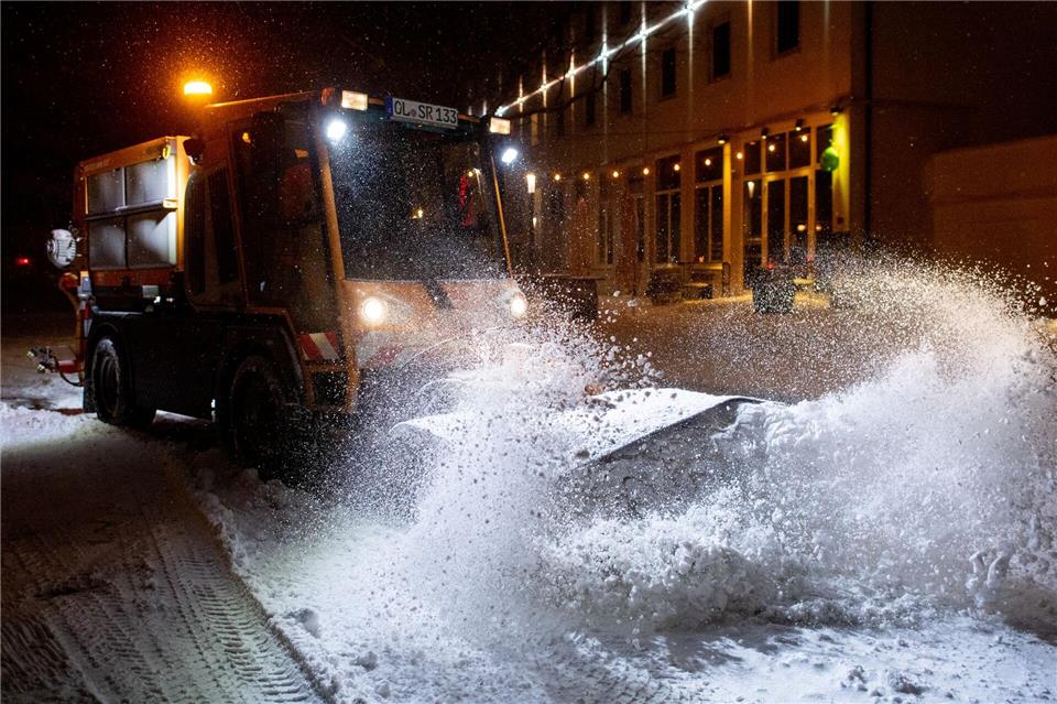 Der Winterdienst war auch noch am Freitagabend in Niedersachsen im Dauereinsatz. Hauke-Christian Dittrich/dpa