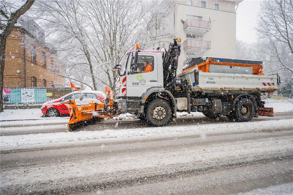 Der Winterdienst war in Rheinland-Pfalz im DauereinsatzAndreas Arnold/dpa