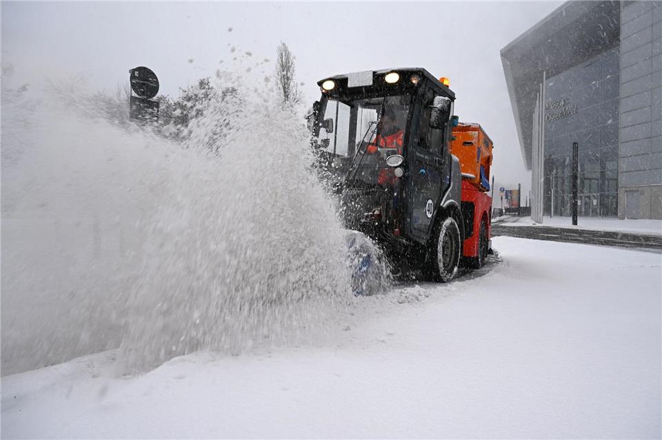 Der Winterdienst war landesweit im Großeinsatz. (Archivbild)Wolf von Dewitz/dpa