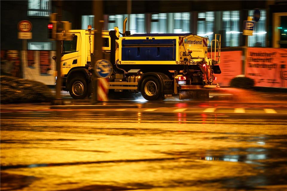 Der Winterdienst war landesweit im Großeinsatz.Christoph Reichwein/dpa