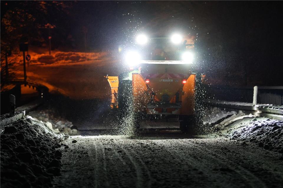 Der Winterdienst war landesweit im Großeinsatz.Christoph Reichwein/dpa