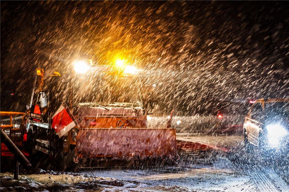 Der Winterdienst war vor allem in Ostwestfalen im Großeinsatz.Christoph Reichwein/dpa