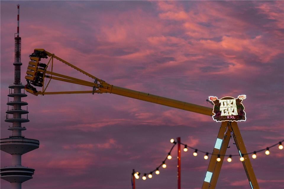 Der Winterdom begann am 7. November. (Archivbild) Marcus Brandt/dpa