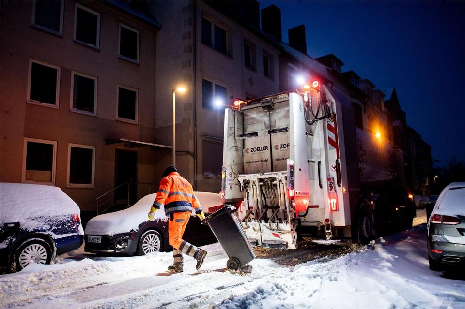 Der Wintereinbruch bringt in Niedersachsen den Alltag teils durcheinander – auch bei der Müllabfuhr. (Archivbild)Hauke-Christian Dittrich/dpa