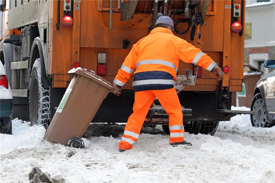 Der Wintereinbruch führt zu Verzögerungen bei der Müllabfuhr in Stadt und Landkreis Fulda. (Symbolbild)Jan Woitas/dpa/dpa-tmn
