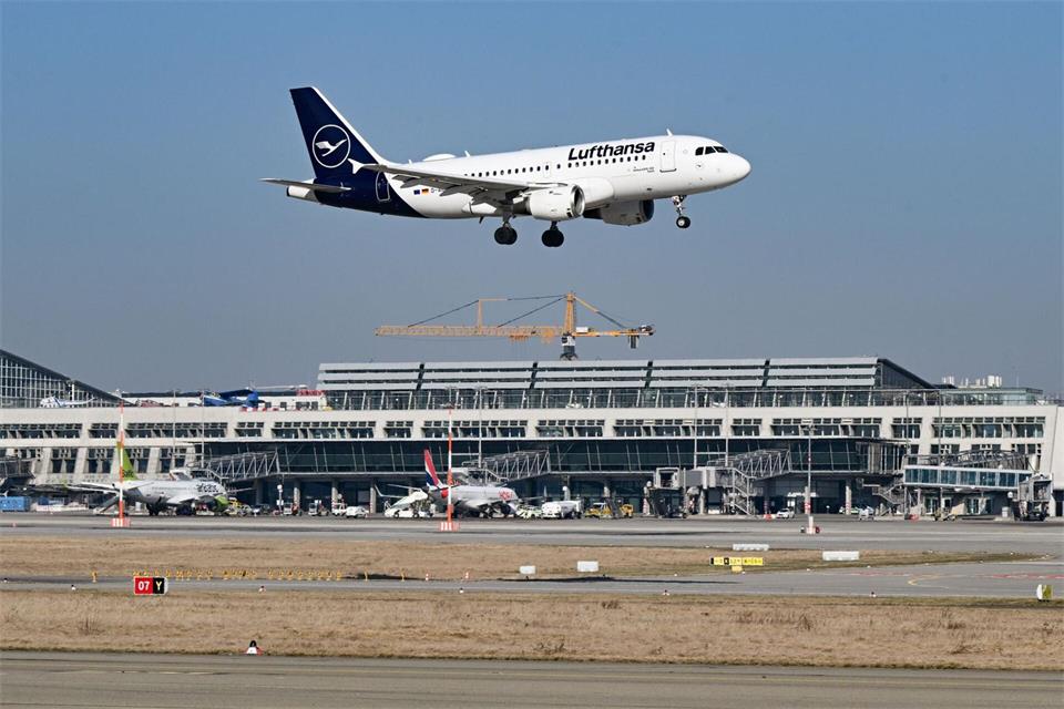 Der Winterflugplan bringt neue Ziele für Stuttgart. (Archivbild)Bernd Weißbrod/dpa