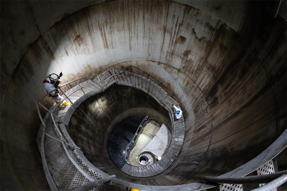 Der Wirbelfallschacht reicht knapp 24 Meter unter die Erde. Ulrich Perrey/dpa