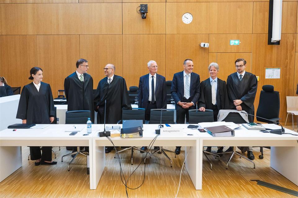 Der Wirt Alexander Egger hat fünf Anwälte und einen Sachverständigen an der Seite.   Tobias Hase/dpa