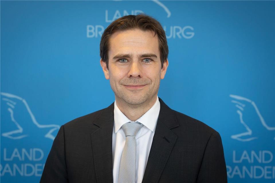 Der Wirtschafts-Staatssekretär Markus Niggemann fällt wegen einer Erkrankung längerfristig aus. (Archivbild) Soeren Stache/dpa