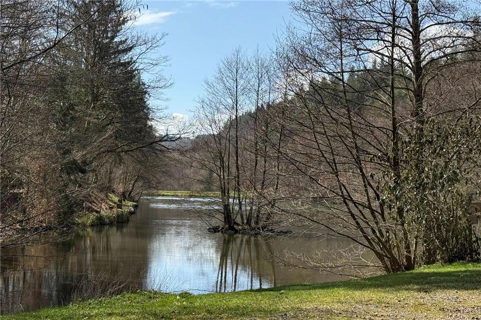 Der Wispersee gehört zu den Höhepunkten auf dem Wanderweg.Andrea Löbbecke/dpa