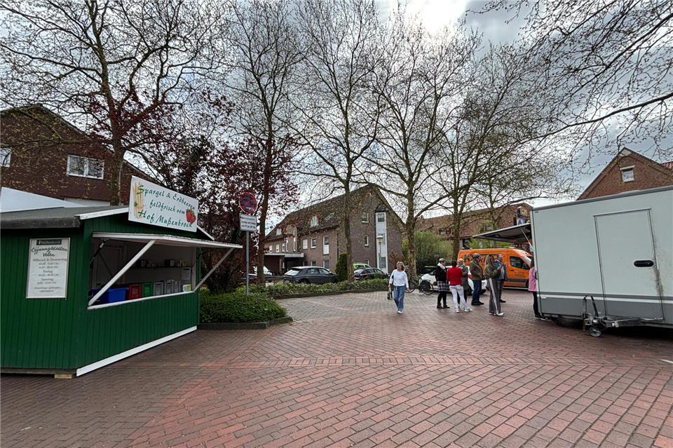 Der Wochenmarkt in Velen besteht quasi nur noch aus dem Fischhändler. In der Saison steht außerdem auch ein Spargel- und Erdbeerverkauf auf dem Leineweberplatz.