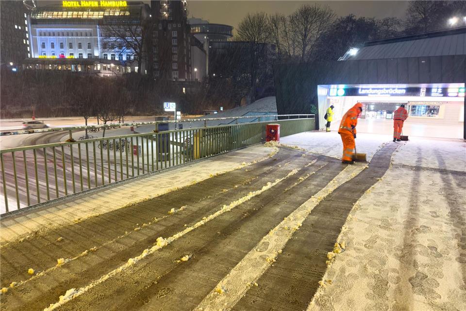 Der Wochenstart bringt Schnee und Glätte. (Symbolbild)Bodo Marks/dpa