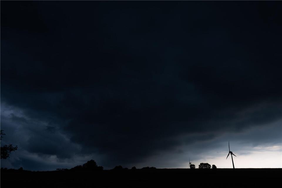 Der Wochenstart wird in Niedersachsen und Bremen sehr wechselhaft und beginnt mit unwetterartigen Schauern. (Archivbild)Julian Stratenschulte/dpa
