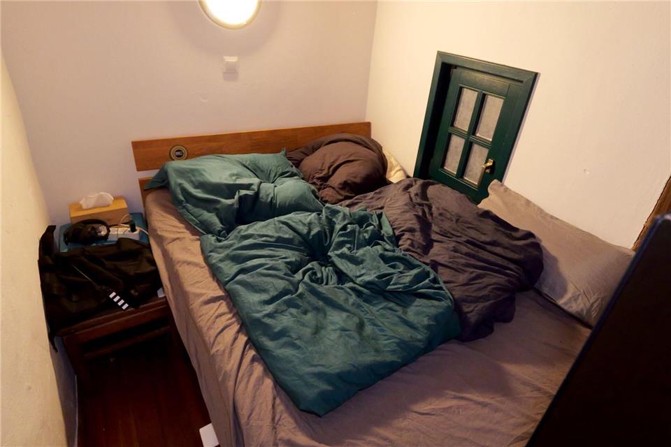 Leben in „Deutschlands kleinstem Studentenwohnheim“  Der Wohnraum mit 19 Quadratmetern erstreckt sich über drei Etagen und drei Räume.Jörn Hüneke/dpa