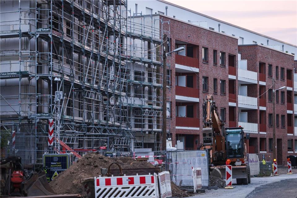 Der Wohnungsbau in Mehrfamilienhäusern stagniert.  (Archivbild)Oliver Berg/dpa