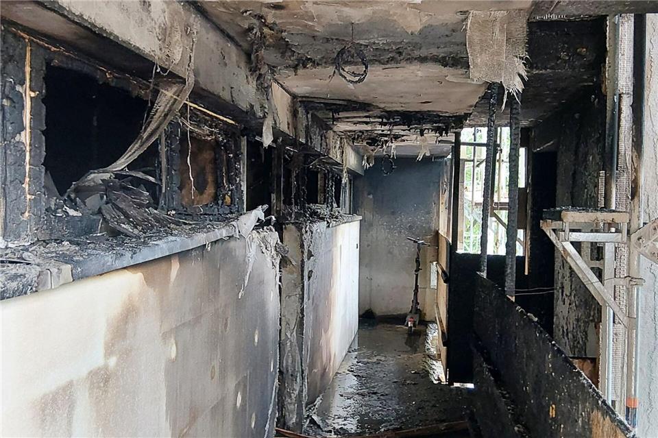 Der Wohnungsbrand hat großen Sachschaden in einem Mehrfamilienhaus hinterlassen. -/Feuerwehr Erkrath/dpa