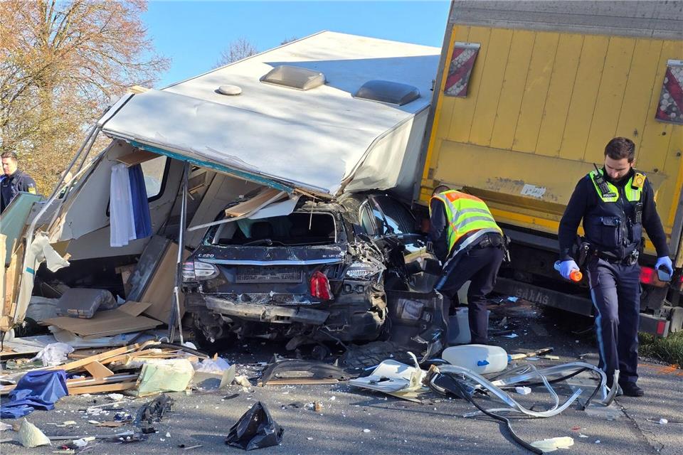 Der Wohnwagen wurde bei dem Unfall auf das Auto geschleudert. Helmut Degenhart/zema-medien/dpa