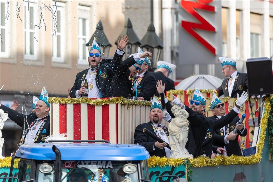 Der Würzburger Faschingsumzug lockte viele Zuschauer an.Julien Becker/dpa