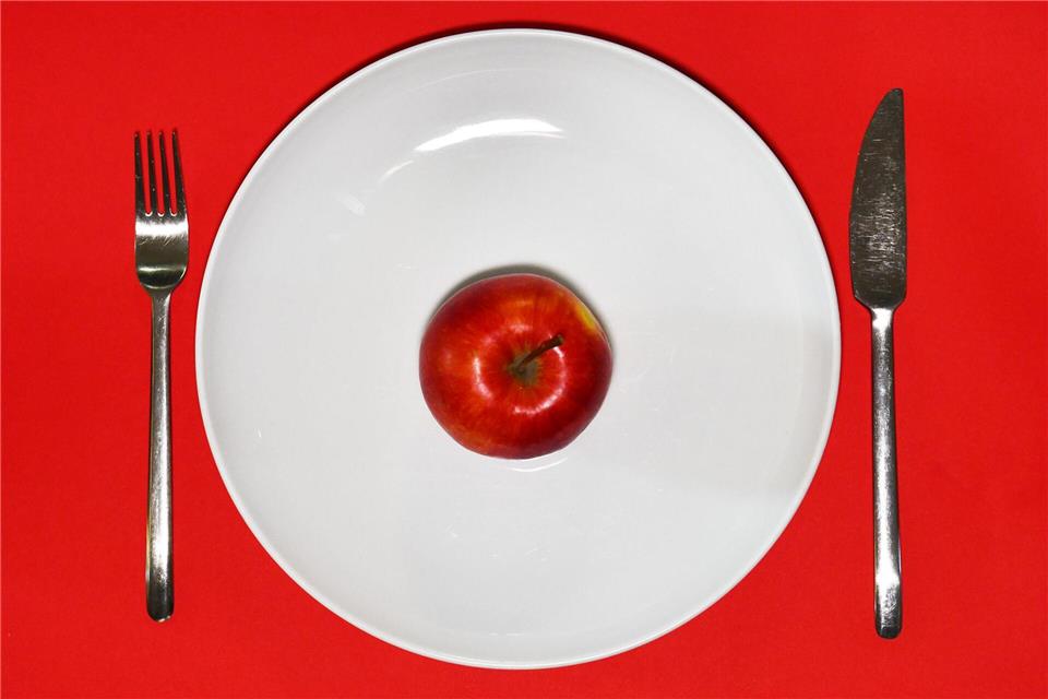 Der Wunsch nach Kontrolle über Körper und Gesundheit kann laut Experten beim Fasten eine Rolle spielen. (Archivbild) Ralf Hirschberger/dpa