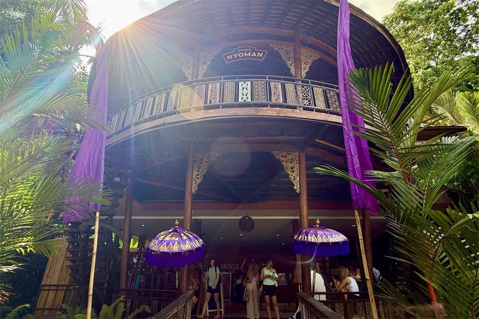 Der Yoga Barn ist Kult in Ubud und eines der bekanntesten Zentren für Yoga, Meditation und Sound Healing.Carola Frentzen/dpa