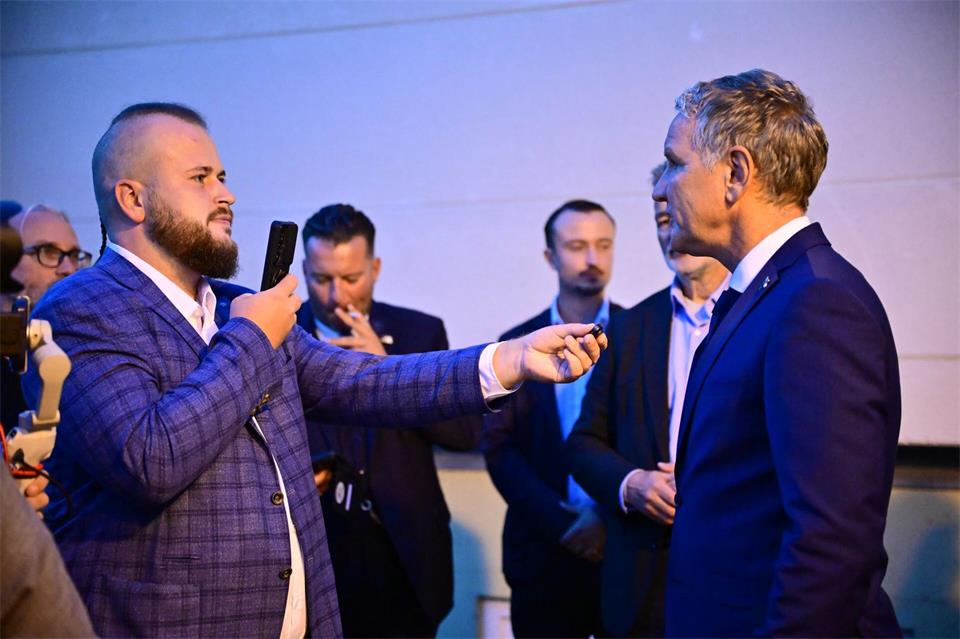 Der YouTuber „Aktivist Mann“ interviewt Thüringens AfD-Chef Björn Höcke bei der Wahlparty der AfD nach der Sachsen-Anhalt-Wahl. (Archivbild) Sebastian Gollnow/dpa