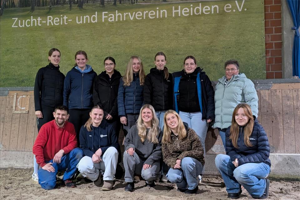 Der ZRFV Heiden bringt „Drei Haselnüsse für Aschenbrödel“ auf die Bühne, in die Reithalle laufen die Proben.