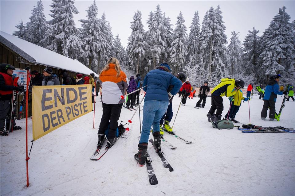 Der „Zauberteppich“ auf der Wasserkuppe ist ein Art Förderband und besonders für Einsteiger geeignet. (Archivbild)Andreas Arnold/dpa
