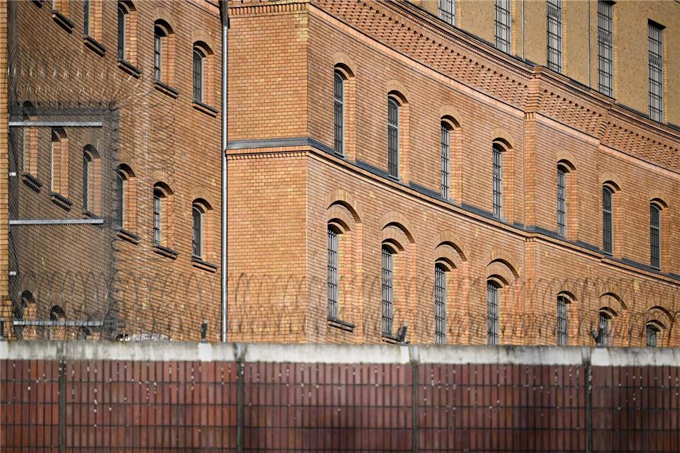Der Zaun der Justizvollzugsanstalt (JVA) Moabit. (Archivbild) Soeren Stache/dpa