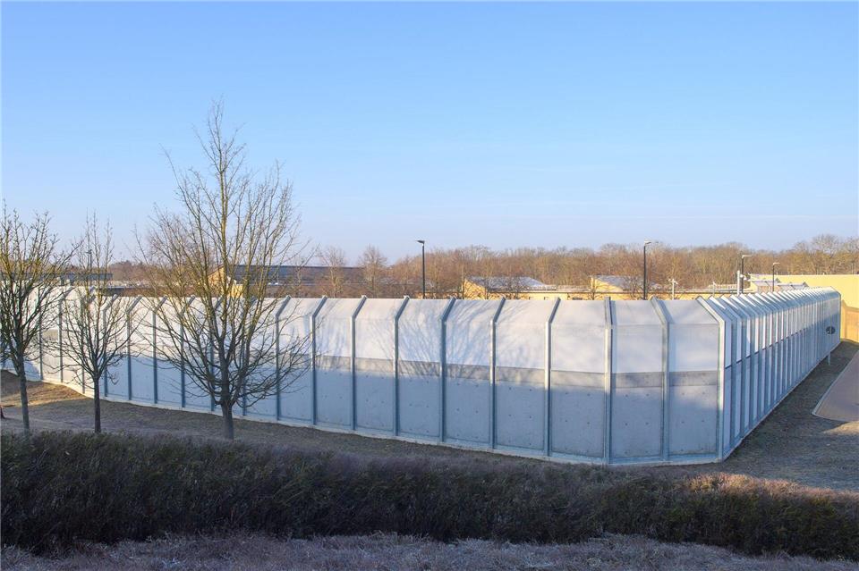 Der Zaun um den Maßregelvollzug Bernburg. Klaus-Dietmar Gabbert/dpa