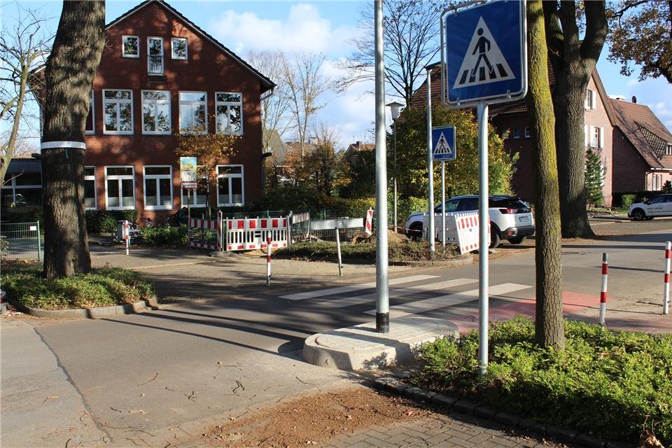 Der Zebrastreifen und die kleine geflasterte Insel sollen das Überqueren der Straße sicherer machen.